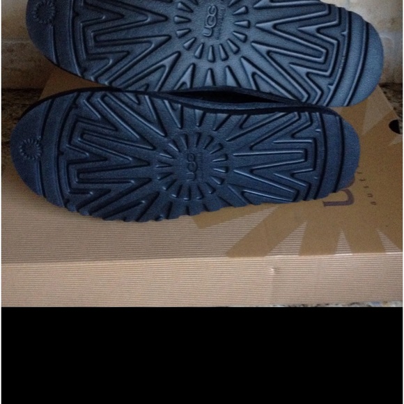 Brand new in the box Ugg size 7. - Picture 6 of 6